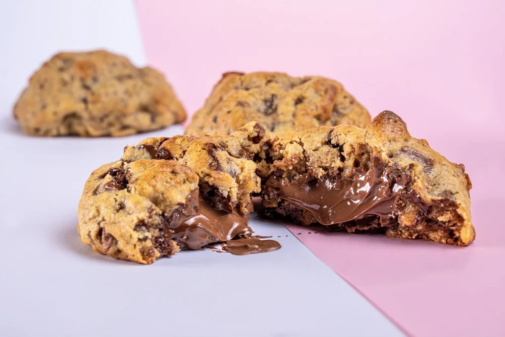 Cookie NY partida, con el chocolate fundido cayendo