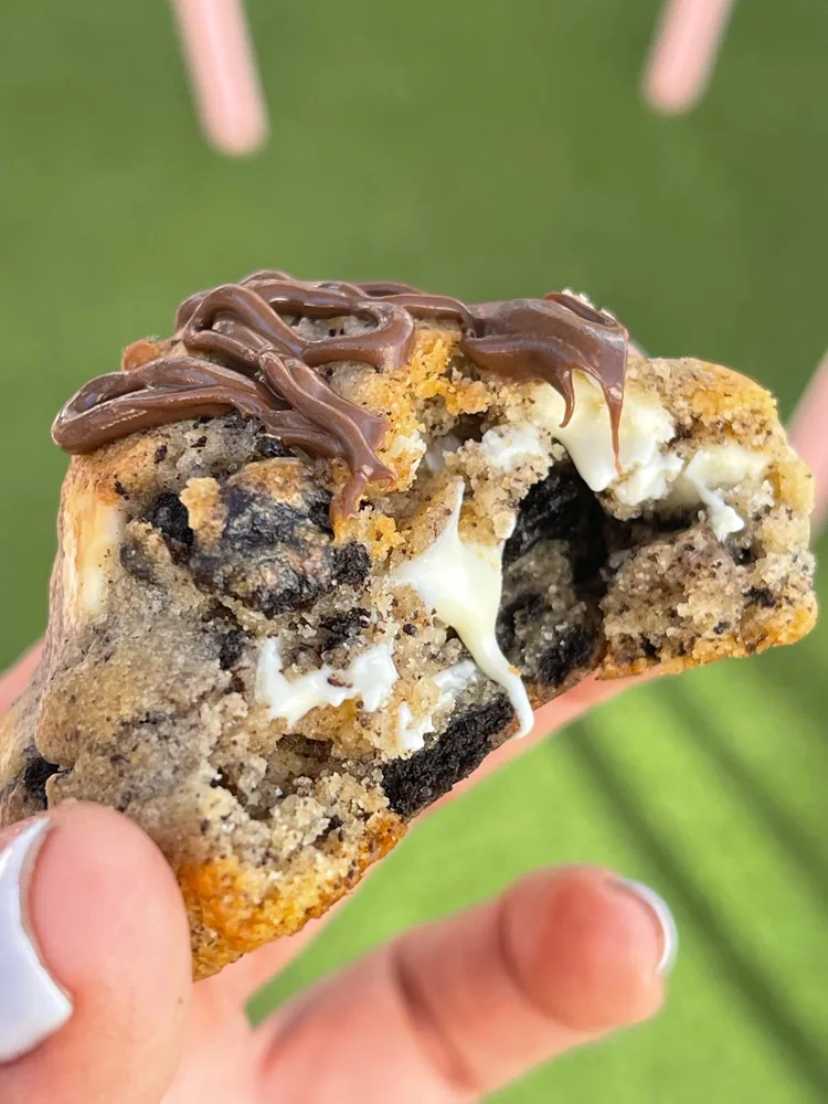 Cookie de Oreo mordida, con el relleno a la vista