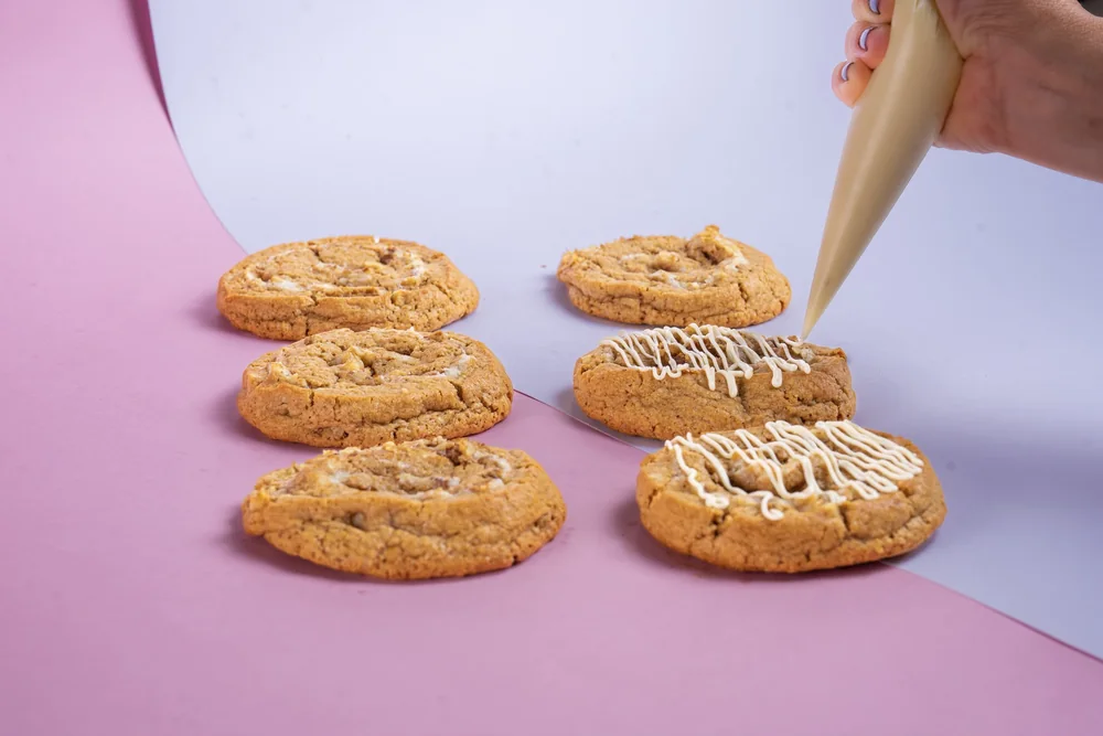 Cookies recién glaseadas, en fila